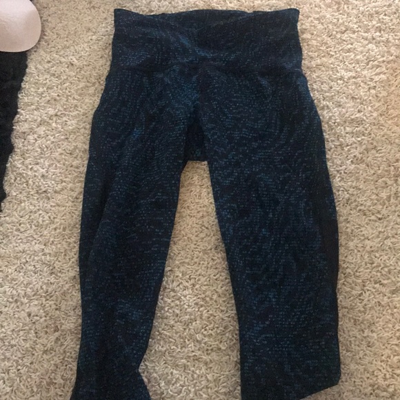 Lululemon navy blue/ light blue patterned capri - Picture 1 of 2